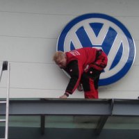 Vordach Glasreinigung Autohaus VW
